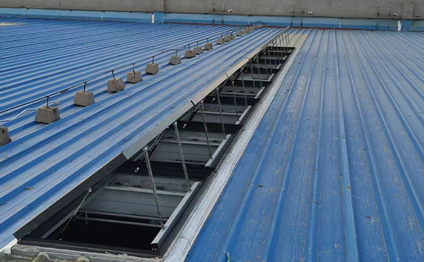 某城市大型商业综合体中庭成县排烟窗工程