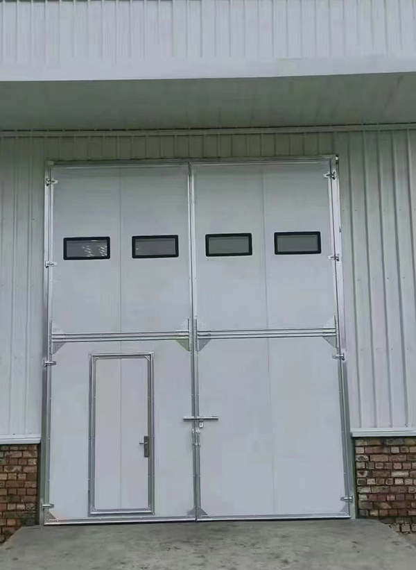 成县工业门在设备装配车间出入口的实施记录